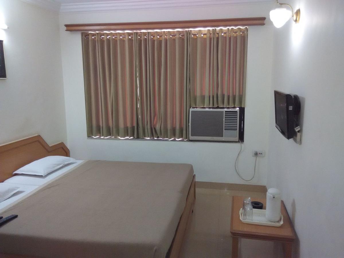 Hotel Galaxy Surat Exterior photo