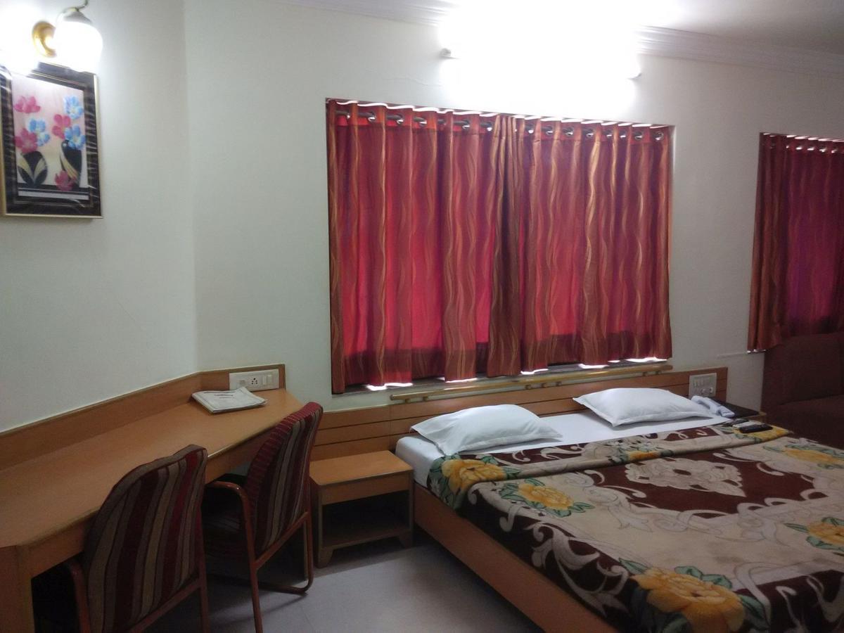 Hotel Galaxy Surat Exterior photo